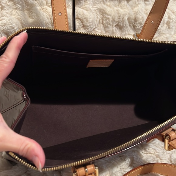 Louis Vuitton Rosewood Avenue Vernis shoulder bag in Stunning Amarante - Picture 11 of 16